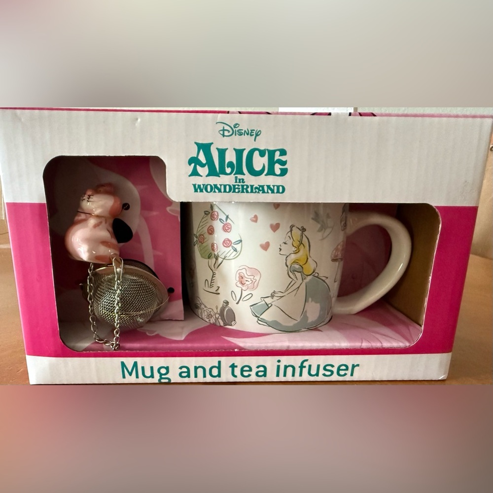 Disney Alice in Wonderland Collection. Mug and Tea infuser.